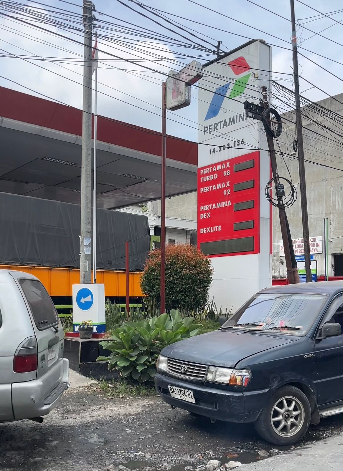 Antrean Panjang Kendaraan Solar Terjadi di Sejumlah SPBU Medan